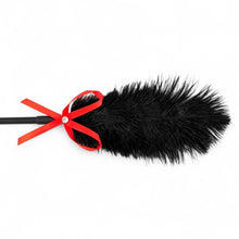 Paletă cu puf de gâdilat B-SERIES Fetish Feather Crop, pentru jocuri erotice BDSM, design cu fundă roșie, culoare negru