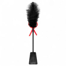 Paletă cu puf de gâdilat B-SERIES Fetish Feather Crop, pentru jocuri erotice BDSM, design cu fundă roșie, culoare negru
