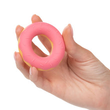 Inel pentru penis CALEXOTICS Dickin’ Donuts, în formă de gogoașă, din silicon elastic și confortabil, diametru 2.5 cm, roz