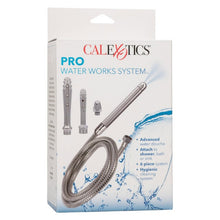 Duș anal CALEXOTICS Pro Water Works System, cu 4 capete interschimbabile, atașare ușoară la robinet, din oțel inoxidabil, argintiu