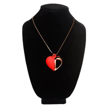 Stimulator clitoris CHARMED Heart Necklace, pandantiv în formă de inimă pe colier, 10 funcții de vibrație, roșu cu auriu