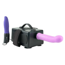 Mașină de sex FETISH FANTASY SERIES Portable Sex Machine, set compact cu 2 dildo-uri, 1 vibrator, puf de gâdilat și geantă