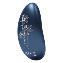 Aparat de masaj LELO NEA 3 Blue, pentru corp și zone intime, cu 10 funcții de vibrație, design cu fluturi și flori, albastru
