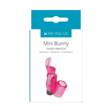 Stimulator clitoris ME YOU US Mini Bunny, în formă de iepuraș, purtare pe deget, vibrații multiple, 9 cm, culoare roz