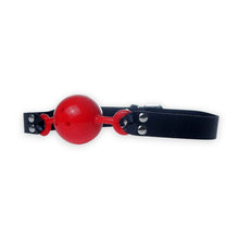 Căluș pentru gură B-SERIES Fetish Ball Gag, pentru jocuri erotice BDSM, mărime ajustabilă, din piele ecologică, negru cu roșu