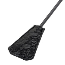 Paletă cu puf de gâdilat B-SERIES Fetish Feather Crop, pentru jocuri erotice BDSM, design cu dantelă, culoare negru