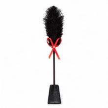 Paletă cu puf de gâdilat B-SERIES Fetish Feather Crop, pentru jocuri erotice BDSM, design cu fundă roșie, culoare negru