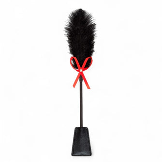 Paletă cu puf de gâdilat B-SERIES Fetish Feather Crop, pentru jocuri erotice BDSM, design cu fundă roșie, culoare negru