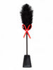 Paletă cu puf de gâdilat B-SERIES Fetish Feather Crop, pentru jocuri erotice BDSM, design cu fundă roșie, culoare negru