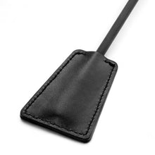 Paletă cu puf de gâdilat B-SERIES Fetish Feather Crop, pentru jocuri erotice BDSM, design cu fundă roșie, culoare negru