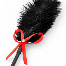 Paletă cu puf de gâdilat B-SERIES Fetish Feather Crop, pentru jocuri erotice BDSM, design cu fundă roșie, culoare negru