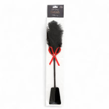 Paletă cu puf de gâdilat B-SERIES Fetish Feather Crop, pentru jocuri erotice BDSM, design cu fundă roșie, culoare negru