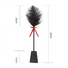 Paletă cu puf de gâdilat B-SERIES Fetish Feather Crop, pentru jocuri erotice BDSM, design cu fundă roșie, culoare negru