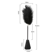 Paletă cu puf de gâdilat B-SERIES Fetish Feather Crop, pentru jocuri erotice BDSM, design cu dantelă, culoare negru