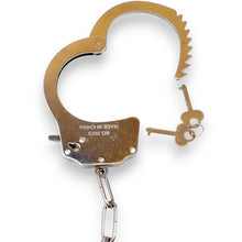 Cătușe pufoase B-SERIES Furry Cuffs, pentru jocuri erotice BDSM, din metal cu blană artificială, culoare roz cu argintiu