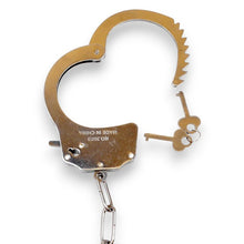 Cătușe pufoase B-SERIES Furry Cuffs, pentru jocuri erotice BDSM, din metal cu blană artificială, design leopard cu argintiu