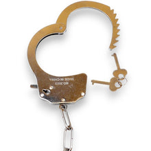 Cătușe pufoase B-SERIES Furry Cuffs, pentru jocuri erotice BDSM, din metal cu blană artificială, culoare roșu cu argintiu