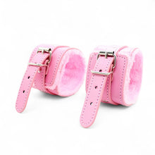 Set 7 accesorii BDSM B-SERIES Hidden Desire Chest, cu cătușe, zgardă, căluș, frânghie, bici și mască de ochi, culoare roz