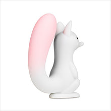 Stimulator clitoris B-SERIES Squirrel Smart Tail, în formă de veveriță, control prin aplicație, 7 funcții de vibrație, 7 tipuri de aspirație, încălzire, alb