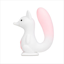 Stimulator clitoris B-SERIES Squirrel Smart Tail, în formă de veveriță, control prin aplicație, 7 funcții de vibrație, 7 tipuri de aspirație, încălzire, alb