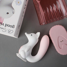Stimulator clitoris B-SERIES Squirrel Smart Tail, în formă de veveriță, control prin aplicație, 7 funcții de vibrație, 7 tipuri de aspirație, încălzire, alb