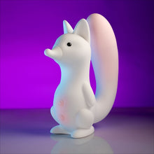 Stimulator clitoris B-SERIES Squirrel Smart Tail, în formă de veveriță, control prin aplicație, 7 funcții de vibrație, 7 tipuri de aspirație, încălzire, alb