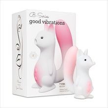 Stimulator clitoris B-SERIES Squirrel Smart Tail, în formă de veveriță, control prin aplicație, 7 funcții de vibrație, 7 tipuri de aspirație, încălzire, alb