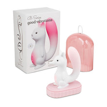 Stimulator clitoris B-SERIES Squirrel Smart Tail, în formă de veveriță, control prin aplicație, 7 funcții de vibrație, 7 tipuri de aspirație, încălzire, alb