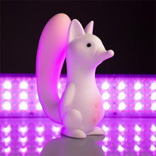 Stimulator clitoris B-SERIES Squirrel Smart Tail, în formă de veveriță, control prin aplicație, 7 funcții de vibrație, 7 tipuri de aspirație, încălzire, alb