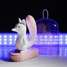 Stimulator clitoris B-SERIES Squirrel Smart Tail, în formă de veveriță, control prin aplicație, 7 funcții de vibrație, 7 tipuri de aspirație, încălzire, alb