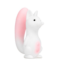 Stimulator clitoris B-SERIES Squirrel Smart Tail, în formă de veveriță, control prin aplicație, 7 funcții de vibrație, 7 tipuri de aspirație, încălzire, alb