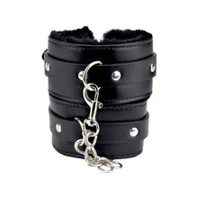 Catuse erotice Bound to Please - Plush Wrist Cuffs, din piele cu puf pentru o purtare conforabila, Neagra