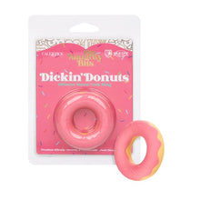 Inel pentru penis CALEXOTICS Dickin’ Donuts, în formă de gogoașă, din silicon elastic și confortabil, diametru 2.5 cm, roz