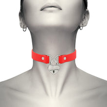 Choker COQUETTE Hand Crafted Choker, din piele vegană, accesoriu cu inimă, culoare roșu cu argintiu, 40 cm