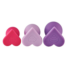 Set plug anal DREAMTOYS Triple Heart Love Signal, 3 dopuri de dimensiuni progresive, diametru 3/3.5/4 cm, bază în forma de inimă, multicolore