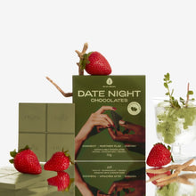 Ciocolată afrodisiacă unisex THE OH COLLECTIVE Date Night Chocolates, carte de joc inclusă “Adevăr sau Provocare”, cu matcha și căpșuni, 50 g (verde)