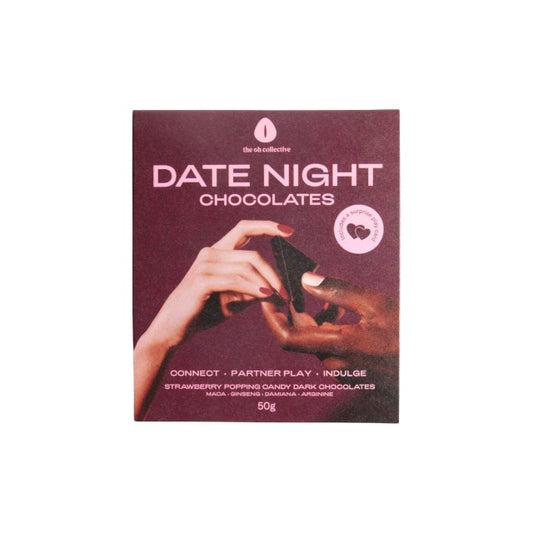 Ciocolată neagră afrodisiacă unisex THE OH COLLECTIVE Date Night Chocolates, 4 cărți de joc incluse “Adevăr sau Provocare”, cu căpșuni, maca și cayenne, 50 g (maro)