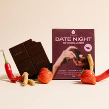 Ciocolată neagră afrodisiacă unisex THE OH COLLECTIVE Date Night Chocolates, 4 cărți de joc incluse “Adevăr sau Provocare”, cu căpșuni, maca și cayenne, 50 g (maro)