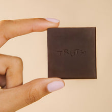 Ciocolată neagră afrodisiacă unisex THE OH COLLECTIVE Date Night Chocolates, 4 cărți de joc incluse “Adevăr sau Provocare”, cu căpșuni, maca și cayenne, 50 g (maro)
