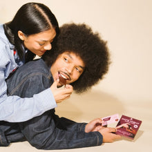 Ciocolată neagră afrodisiacă unisex THE OH COLLECTIVE Date Night Chocolates, 4 cărți de joc incluse “Adevăr sau Provocare”, cu căpșuni, maca și cayenne, 50 g (maro)