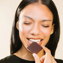 Ciocolată neagră afrodisiacă unisex THE OH COLLECTIVE Date Night Chocolates, 4 cărți de joc incluse “Adevăr sau Provocare”, cu căpșuni, maca și cayenne, 50 g (maro)