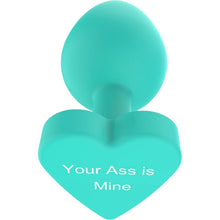 Plug anal TOYJOY Anal Play Booty Sweethearts, cu mesaj „Your Ass is Mine” pe baza în formă de inimă, diametru 3.5 cm, verde