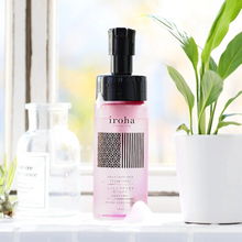 Spumă de curățare intimă IROHA Damask Rose & Geranium, PH echilibrat, ingrediente hidratante, aromă de trandafir și geranium, 150 ml